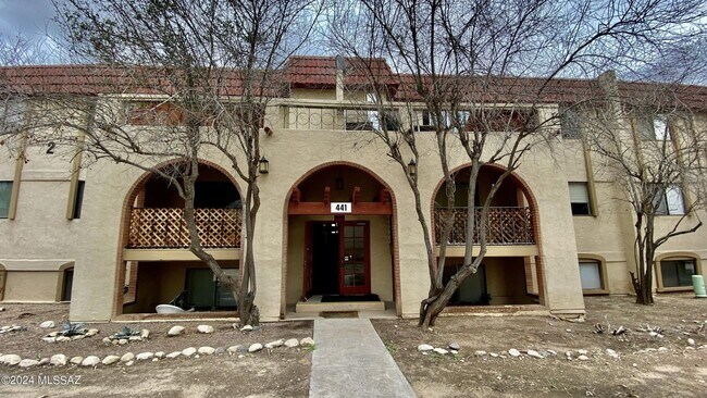 Building Photo - Sharp & Convenient 1 Bed. Condo that Can b...