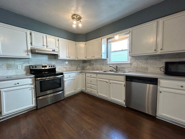 Building Photo - 913 Bernstein Ct