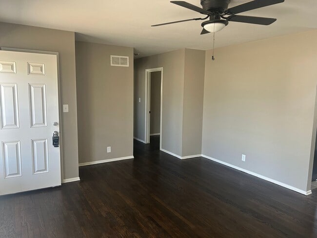 Building Photo - July MOVE IN SPECIAL! NO DEPOSIT!  Beautif...