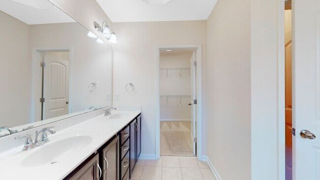 Building Photo - Inviting End Townhome with Loft, Granite Kitchen & 2-Car Garage , Near RTP, RDU, I-40 & I-540