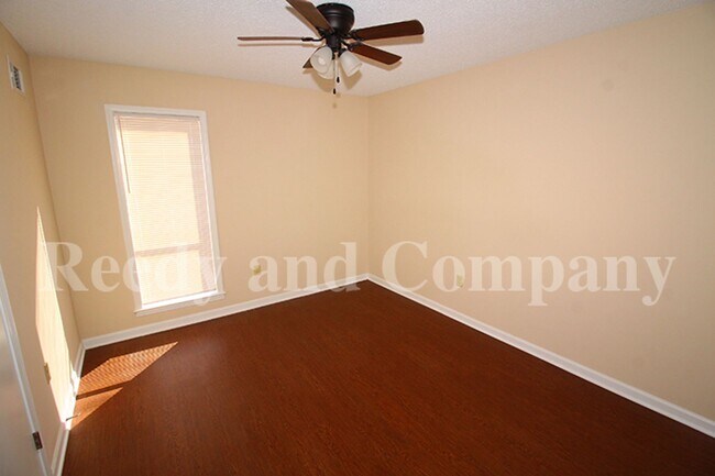 Building Photo - 3340 Morningview Dr