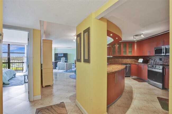 Building Photo - 800 Parkview Dr