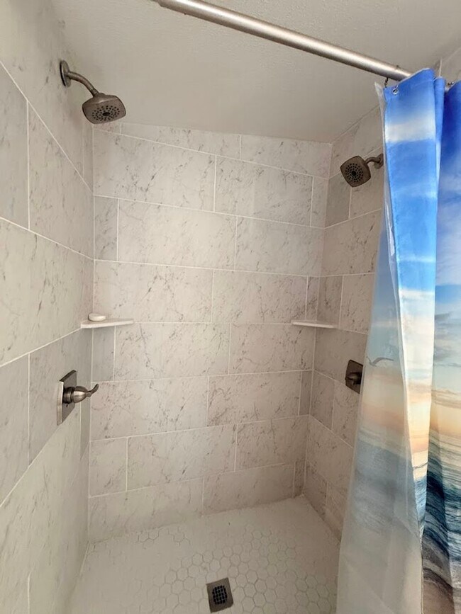 Building Photo - Super Cute 2/2 on almost half acre!