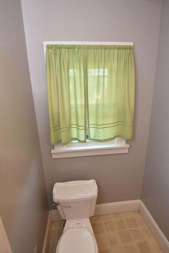 Building Photo - 3 bedroom 1.5 bath home next to IUSB.