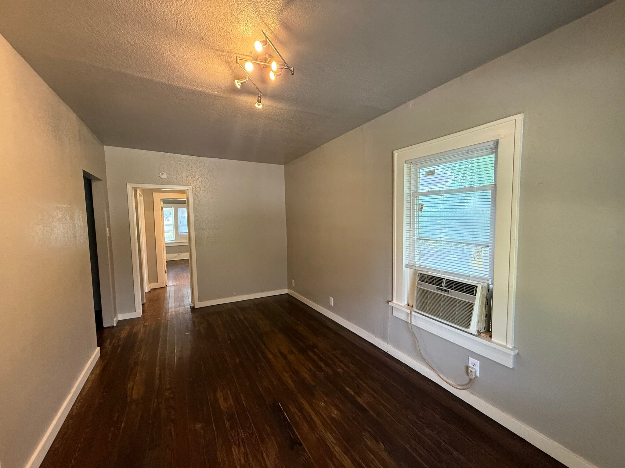 Building Photo - 1506 W Bowen Pl