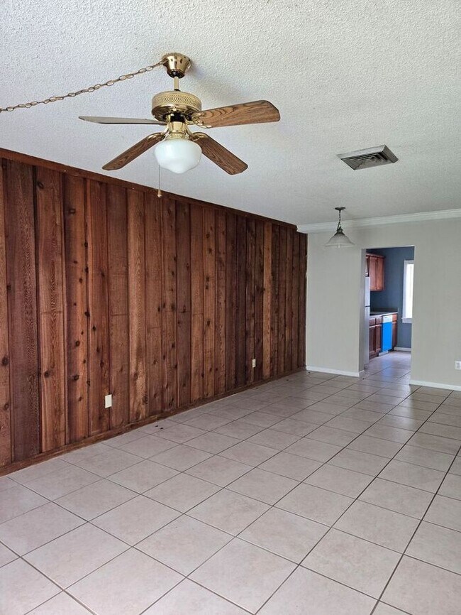 Building Photo - 2 bedroom Townhome off Pensacola Available