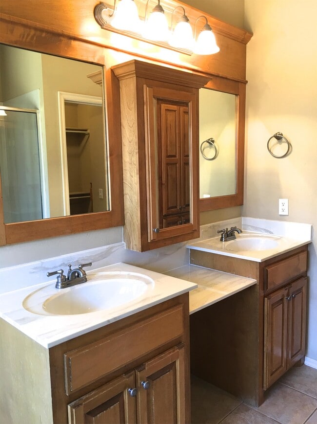 Building Photo - 813 W Windmill Ct