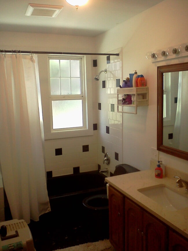 Building Photo - 1102 E Victor St