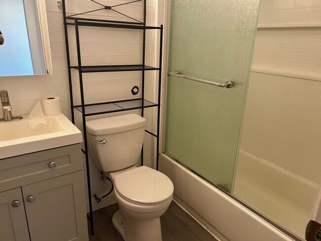 Building Photo - 465 Winslow Way E