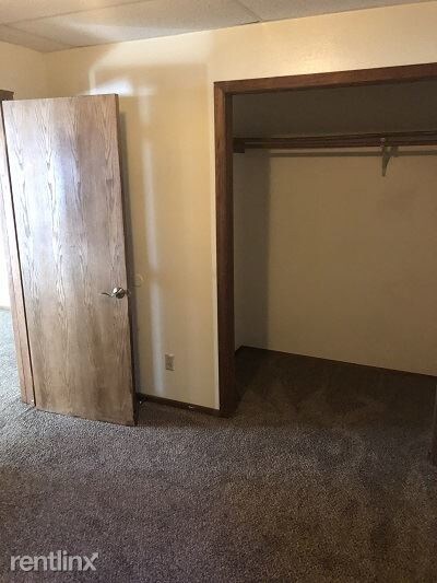 Building Photo - 3 br, 1 bath  - 1033 College St N  upper unit