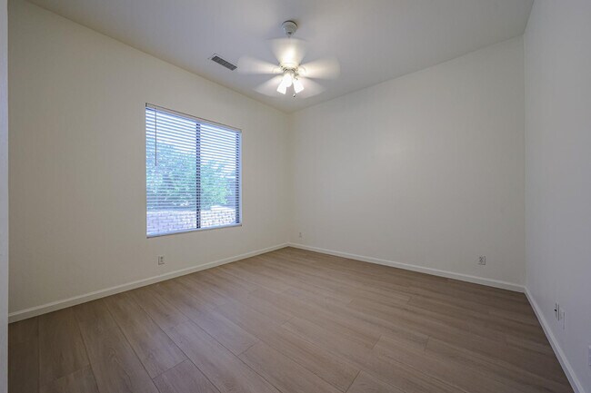 Building Photo - 4536 W Villa Linda Dr