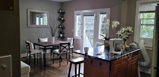 Building Photo - 533 11th Ave E