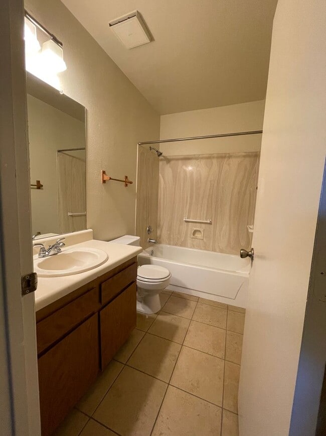 Building Photo - Gorgeous 2 Bedroom Condominium