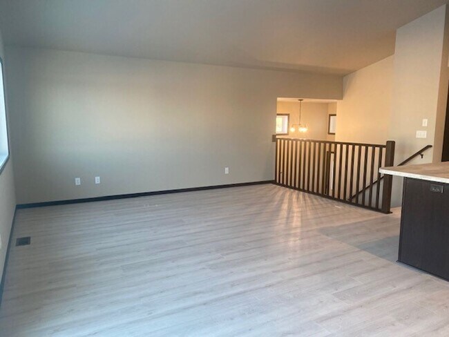 Building Photo - Modern 3 Bedroom Home with Garage & Fenced Yard for Rent!