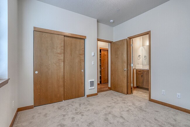 Building Photo - Beautiful 2 Bedroom 2.5 Bathroom Duplex in Great Washougal Location! Beautiful Finishes!