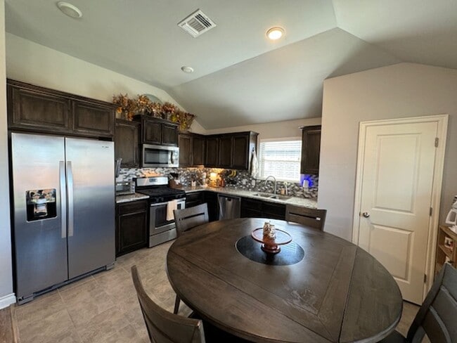 Building Photo - 3 bed 2 bath located in Norman, with neigh...