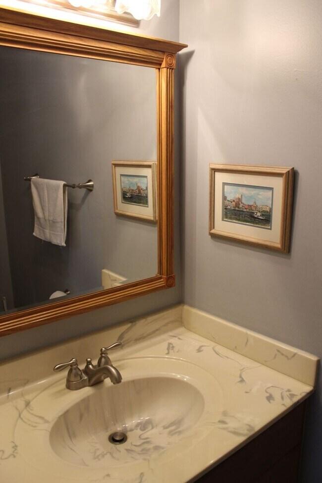 Building Photo - Furnished condo
