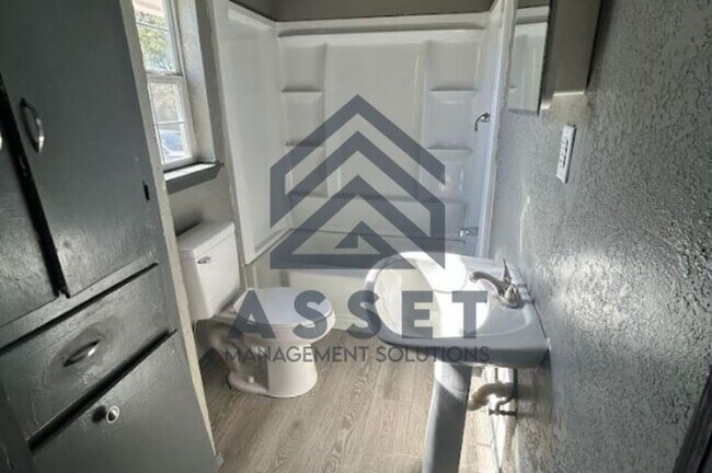 Building Photo - 2 Bedroom Home Available!