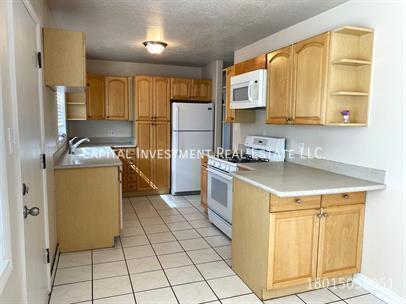 Building Photo - 616 E 5600 S