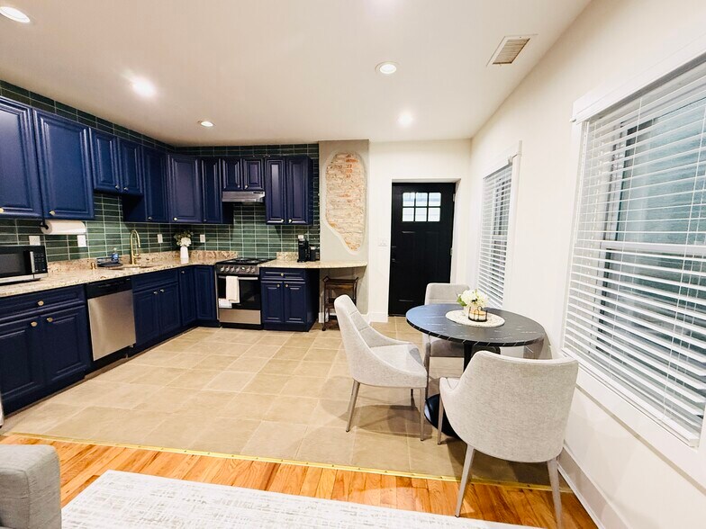 Kitchen - 2504 E York St