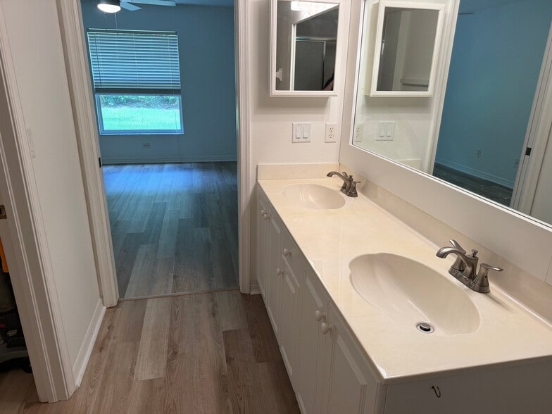 Building Photo - 26735 Little John Ct