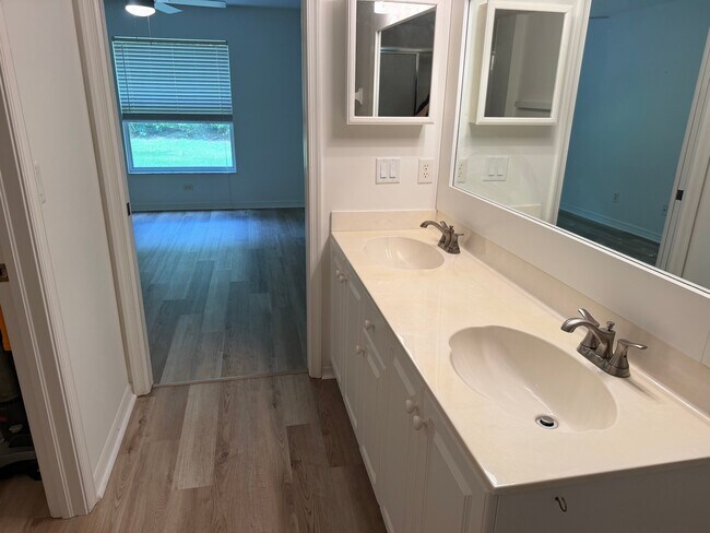 Building Photo - 26735 Little John Ct