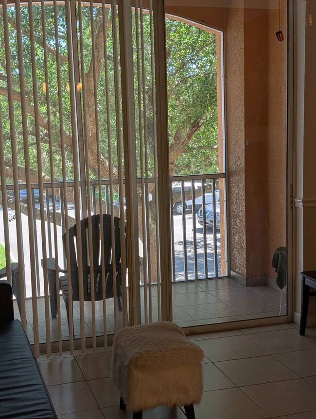 Building Photo - 3 Bedrooms 2 baths Immaculate condominium