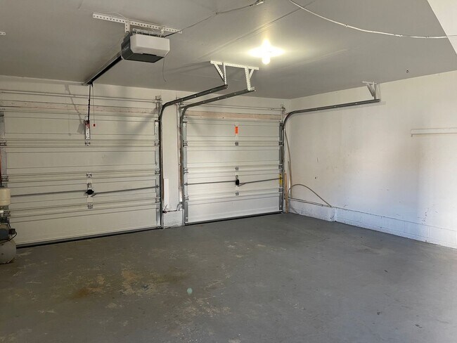 Building Photo - Beautiful 4-Bedroom Ranch in Courthouse Estates!