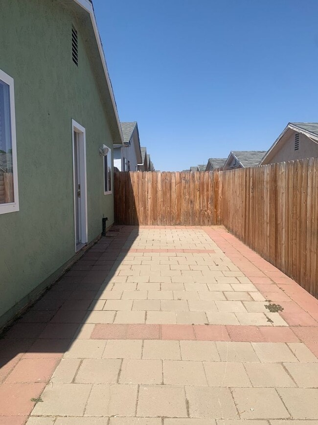 Building Photo - 3 Bed 2 bath House in City of Tehachapi!
