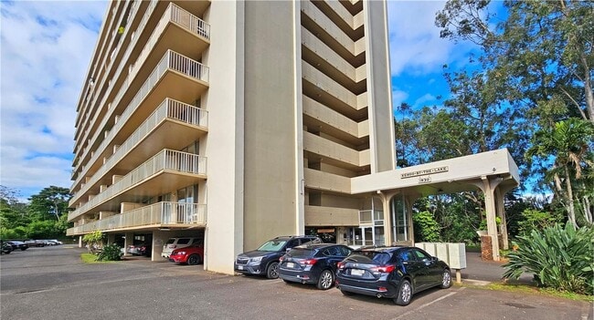 Building Photo - 2 Bed, 1 Bath Top-Floor Corner Condo with Lake Views