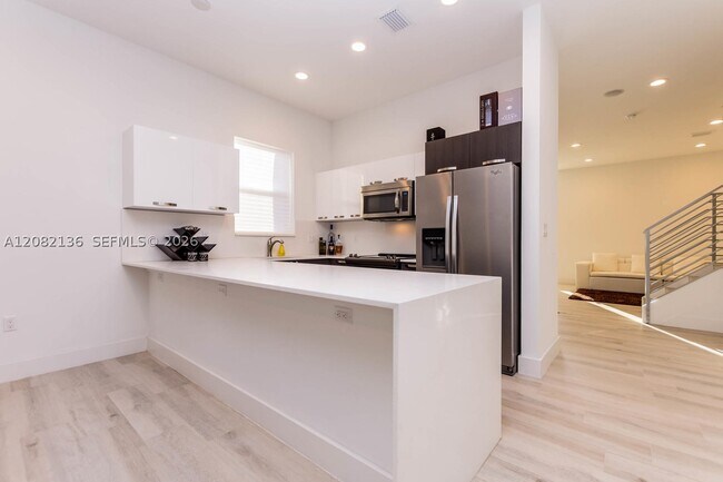 Building Photo - 2875 SW 33rd Ct