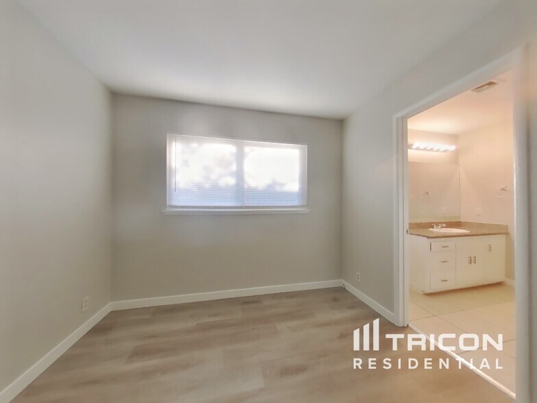 Building Photo - 372 Hopkins Dr