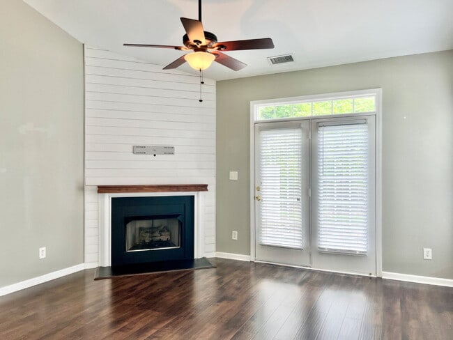Building Photo - UPDATED 1 STORY TOWNHOME!
