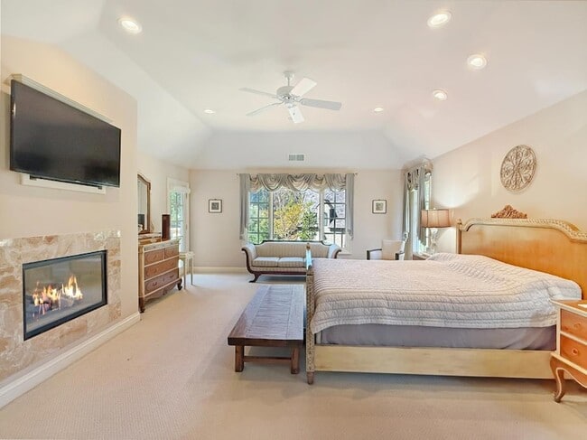 Building Photo - 1526 Hillview Dr