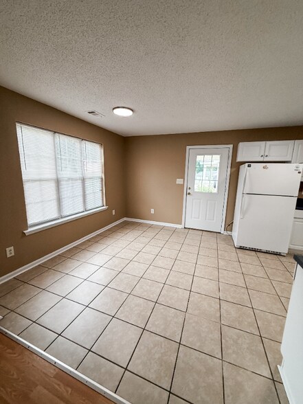 Building Photo - 304 Spring Creek Dr