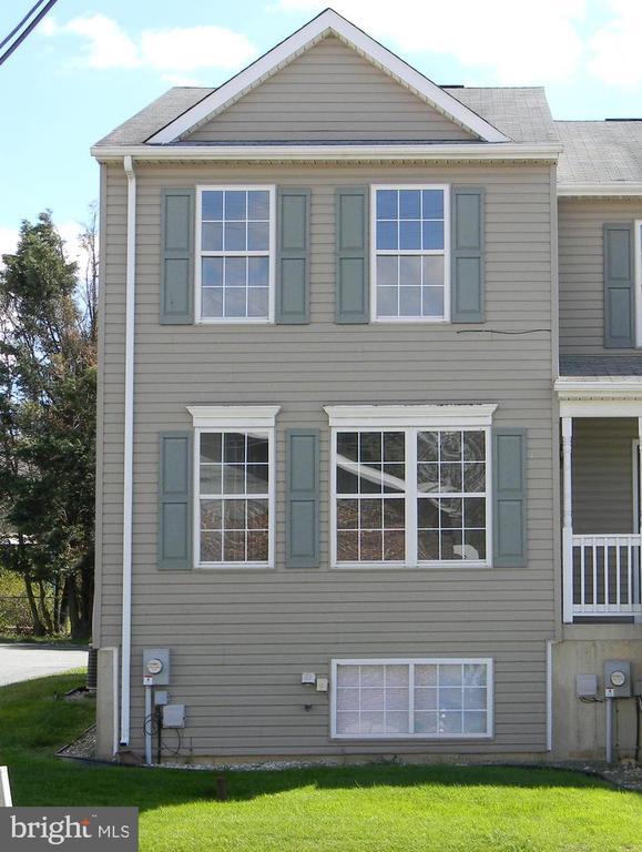 Building Photo - 104 W Main St