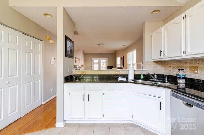 Building Photo - 8263 Southgate Commons Dr