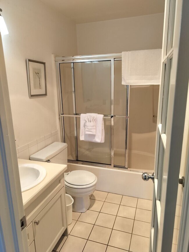 Building Photo - Immediate Move In special- Furnished/Pet friendly/ One bedroom Condo, short term lease of 30 days...