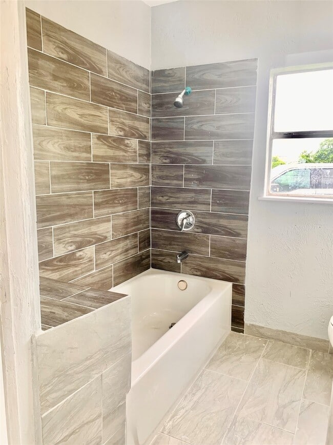 Building Photo - 1411 Miles St