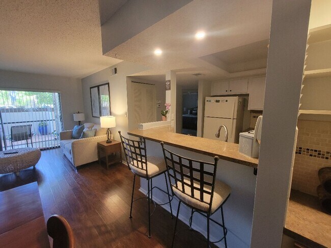 Building Photo - Lovely bottom floor UN-furnished condo Por...