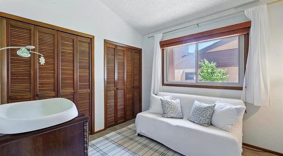 Building Photo - 821 Pebblewood Dr