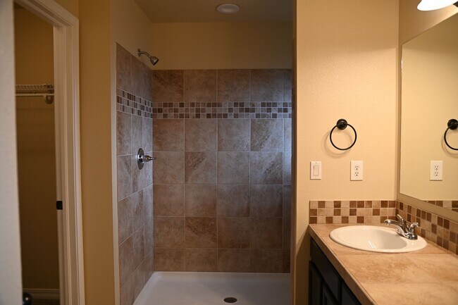 Building Photo - 3 Bedroom townhome NO deposit on 24 month ...