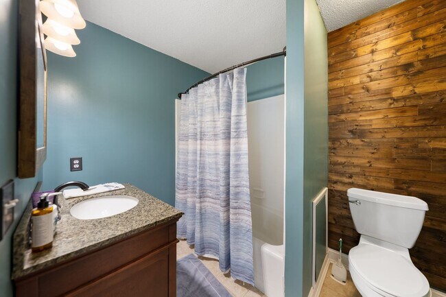 Building Photo - Cozy 3Bed/2Bath with plenty of natural light located in Durham! Enormous backyard is a must see!!