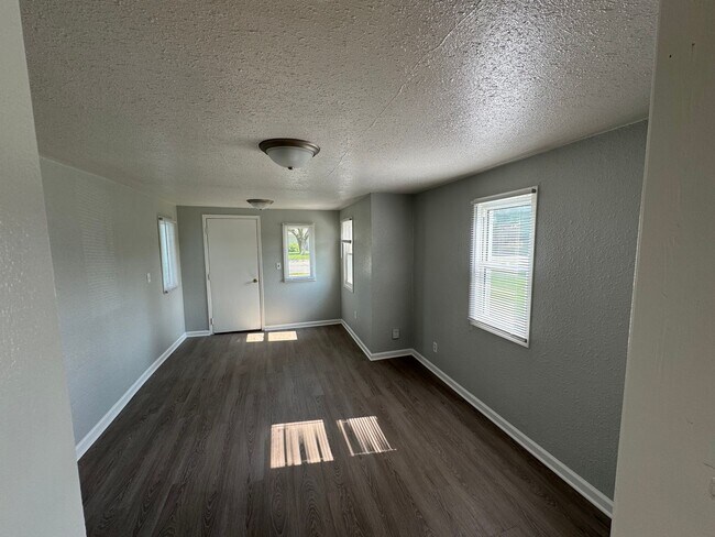Building Photo - Great Location smaller 2 bedroom house wit...