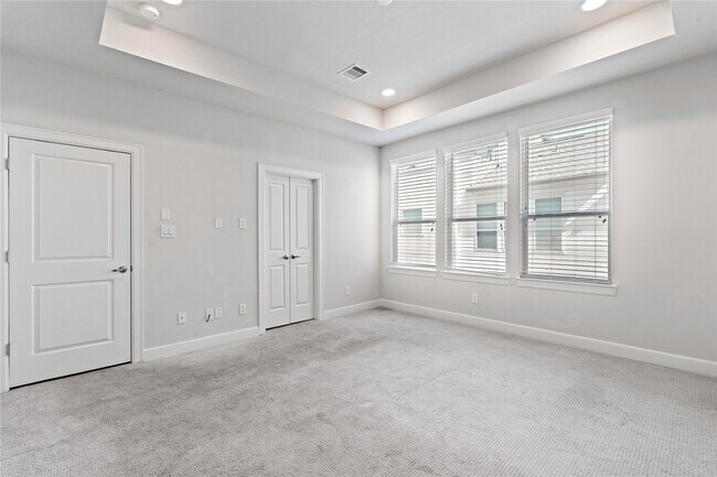 Building Photo - 1013 W 17th St