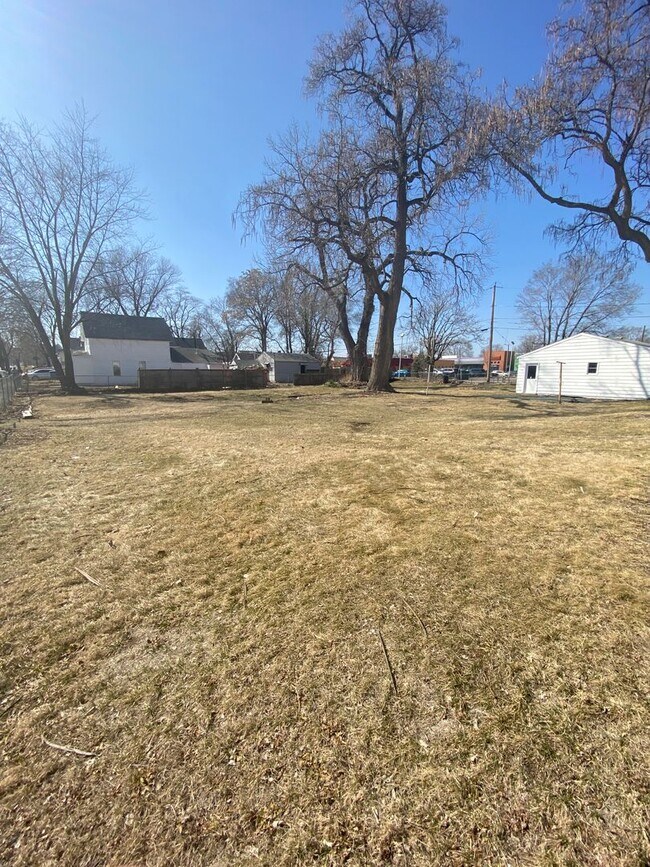 Building Photo - Spacious Home Available Now!