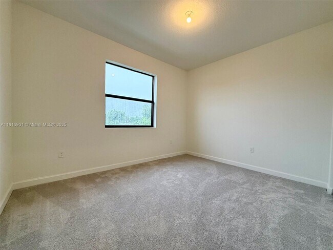 Building Photo - 3032 Park Pl