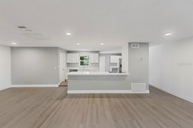 Building Photo - 1087 Swan St