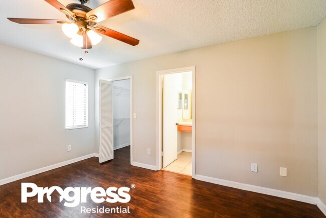 Building Photo - 215 River Chase Dr