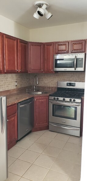Primary Photo - 2300 Catharine St